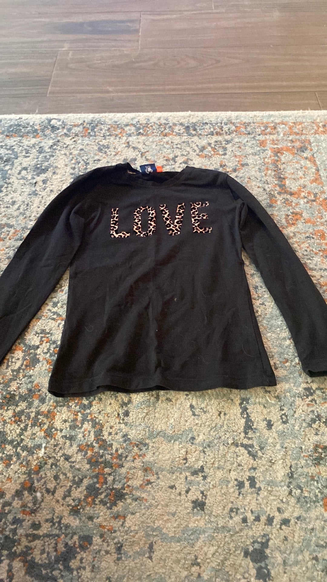 Longsleeve met panterletters love maar 128-134, Kinderen en Baby's, Kinderkleding | Maat 176, Ophalen, Gebruikt, Meisje, Shirt of Longsleeve