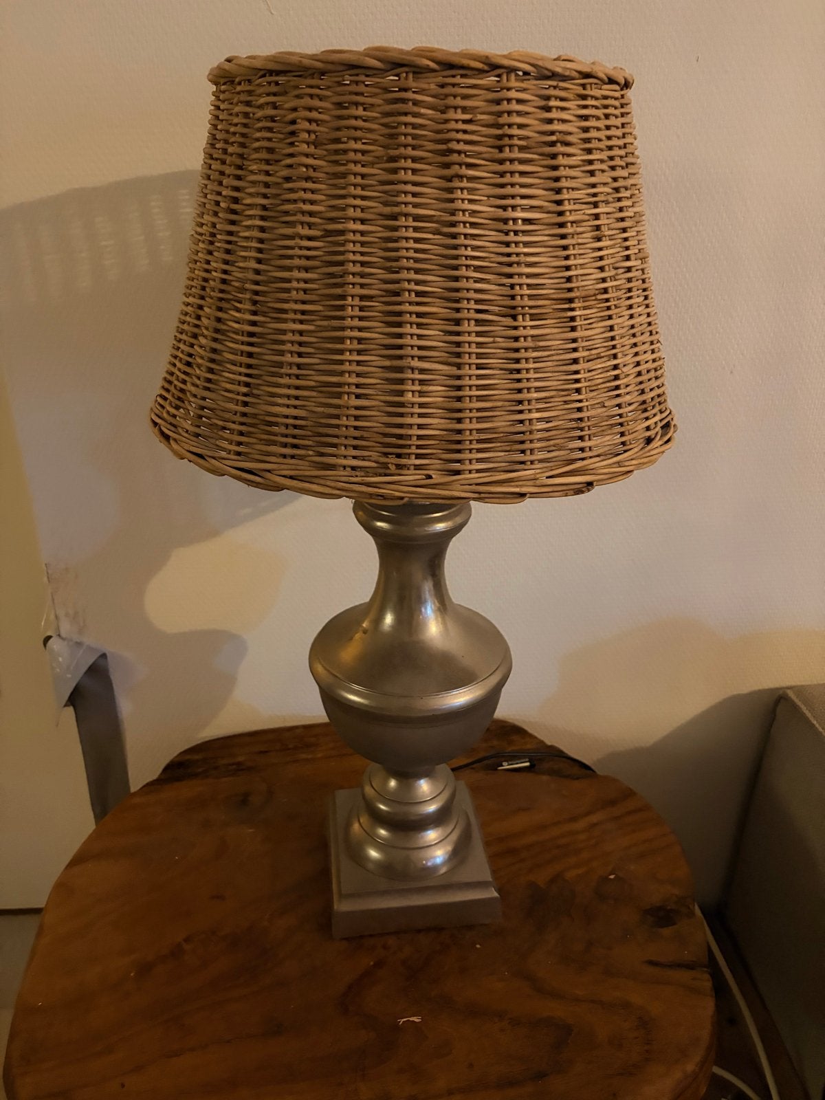 2 stuks Tafellamp met rieten kap, Ophalen, Gebruikt, Meerkleurig, Met kap