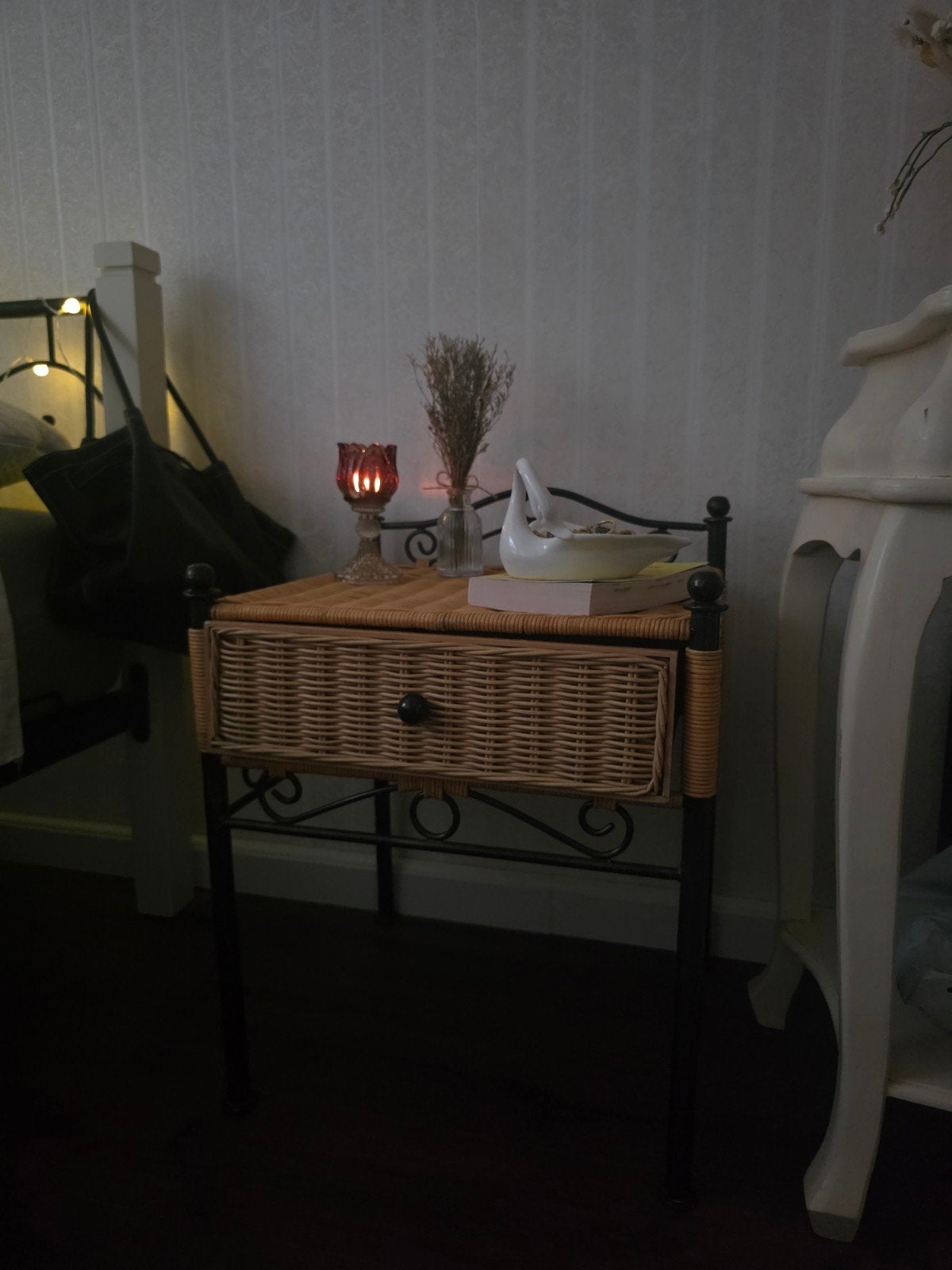vintage nachtkastje met rieten lade en metalen frame, Ophalen, Gebruikt, Minder dan 45 cm, Metaal of Aluminium