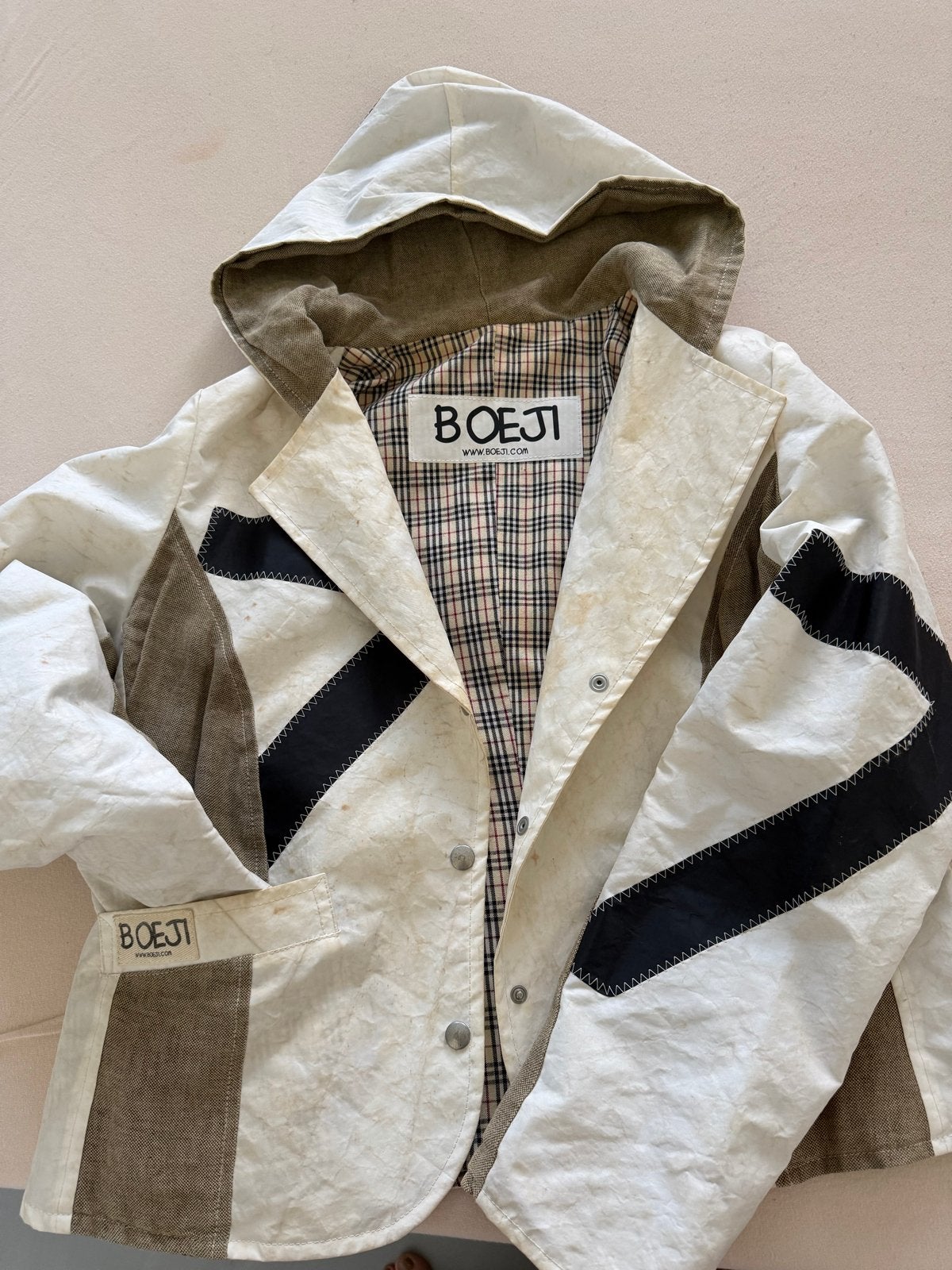 Unieke BOEJI jas met capuchon en opvallende details maat m/L, Ophalen, Gedragen, Maat 38/40 (M), Wit