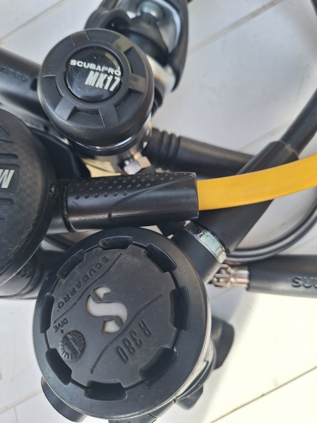 Scubapro MK17 met R380 en Suunto Cobra, Ophalen of Verzenden, Zo goed als nieuw, Duikcomputer