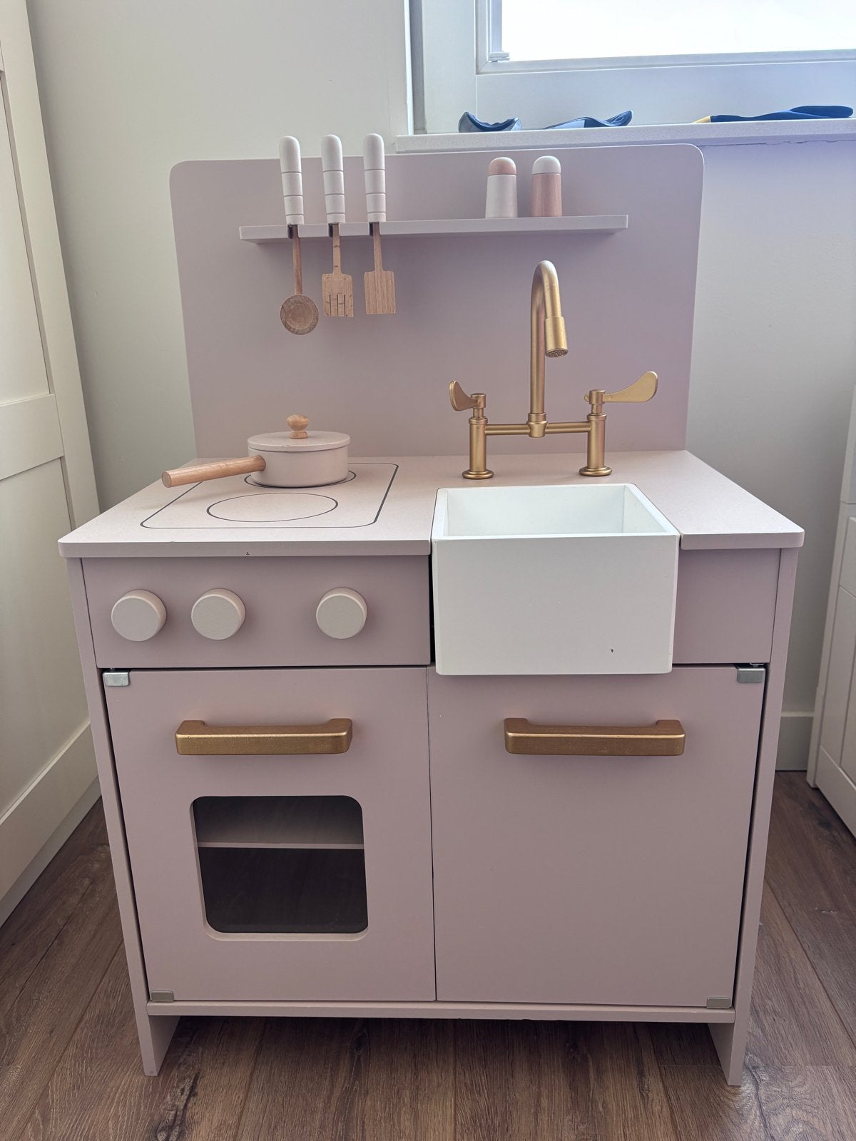 Roze houten kinderkeuken met accessoires van Petite Amelie, Ophalen, Zo goed als nieuw, Hout, Speelkeuken