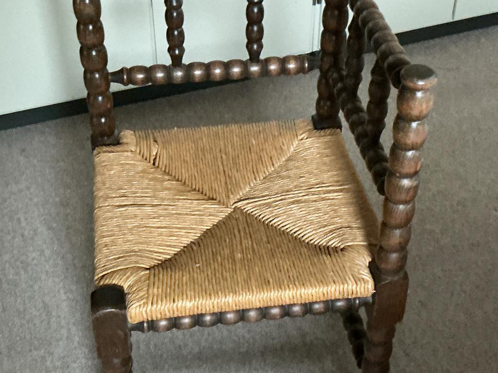 Eiken houten  driehoekstoeltje met biezen zitting, Ophalen