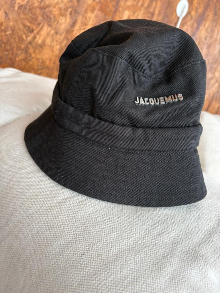 Jacquemus Bucket Hoed zwart, Ophalen of Verzenden, Zo goed als nieuw, Maat 38/40 (M), Handschoenen