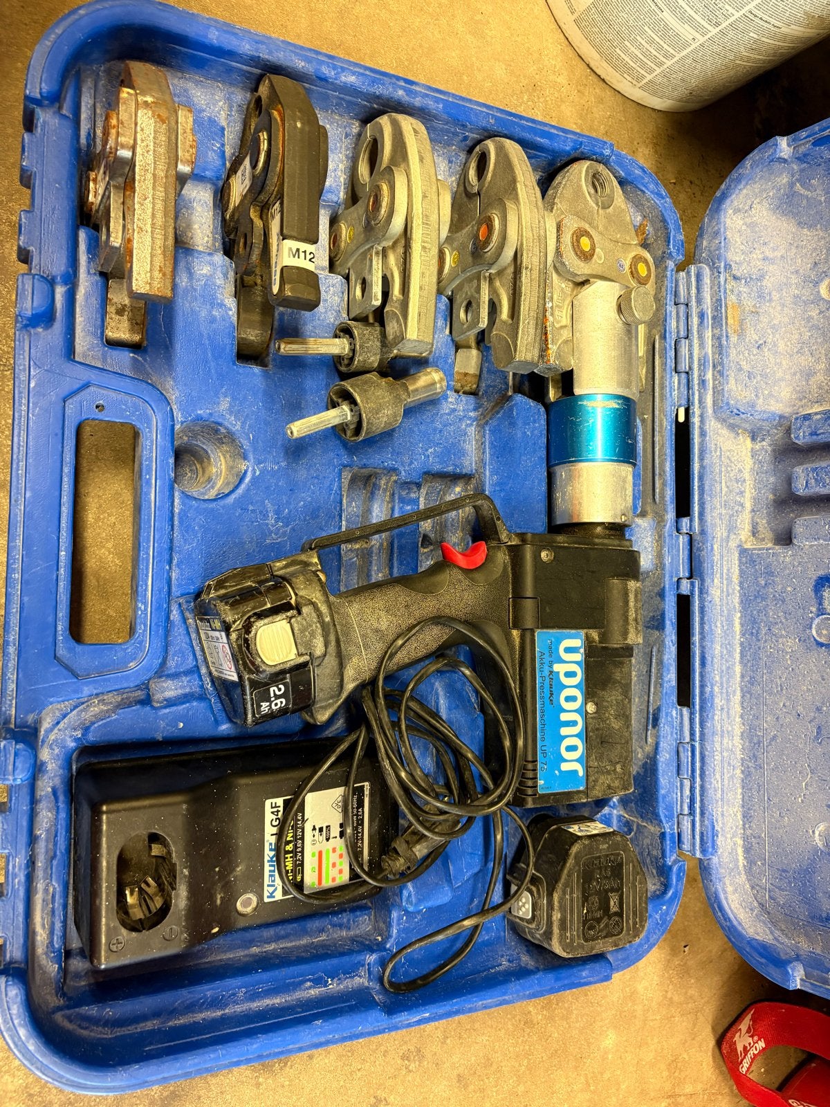 Uponor perstang met 2 accu's en diverse persbekken, Doe-het-zelf en Verbouw, Gereedschap | Handgereedschap, Ophalen, Gebruikt