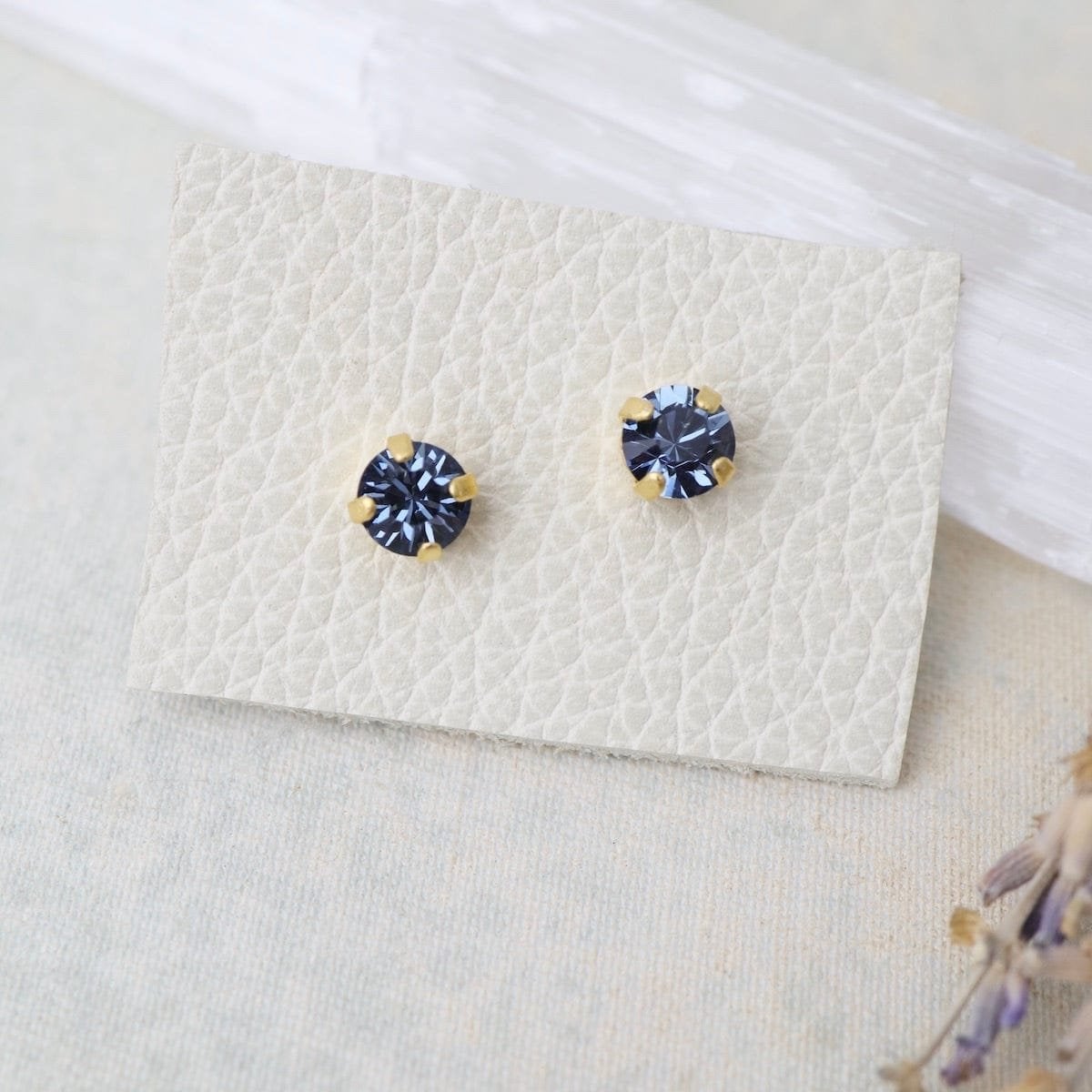 Otazu oorbellen goud met blauw diamantje, Blauw, Ophalen of Verzenden, Zo goed als nieuw, Met edelsteen