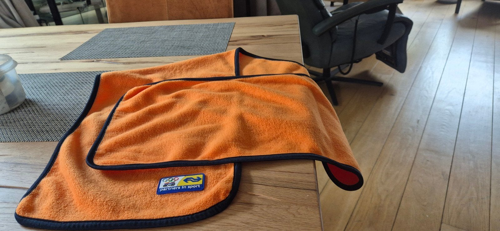 Te koop sjaal NS oranje, Ophalen of Verzenden, Nieuw, Maat 46/48 (XL) of groter, Sjaal