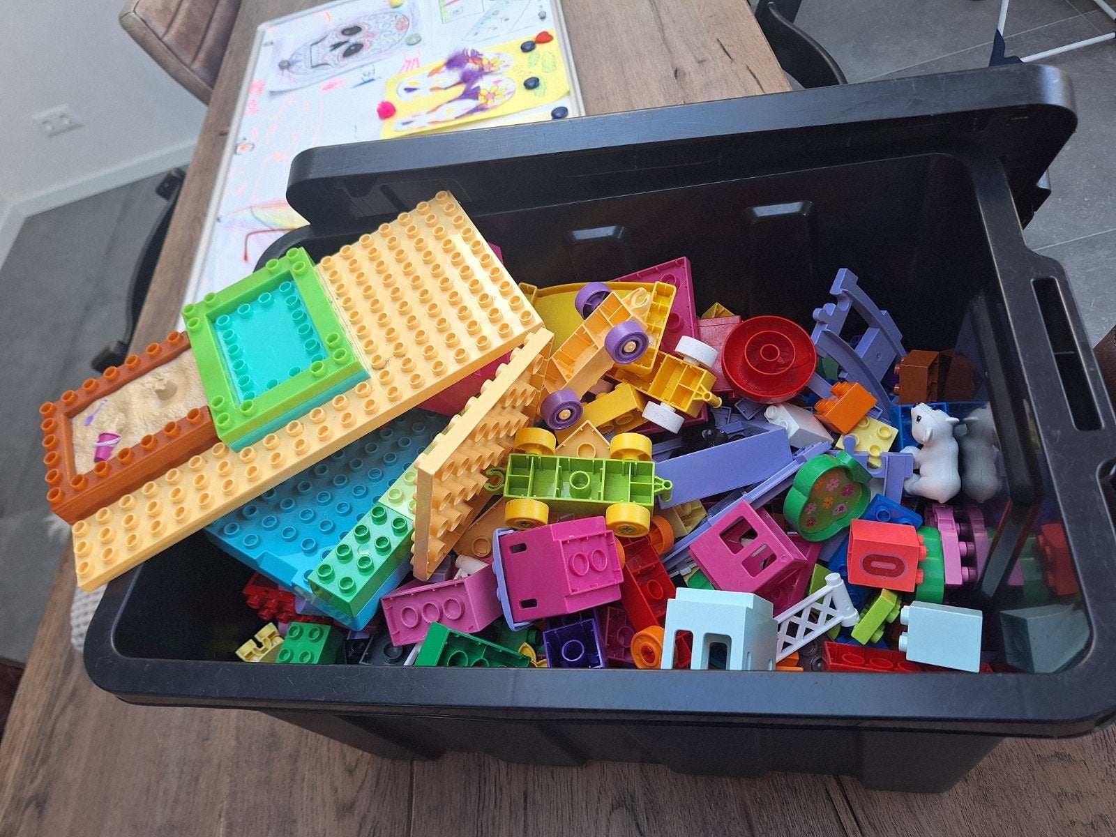 Grote bak vol Duplo met Hello Kitty trein, Ophalen, Gebruikt, Duplo, Losse stenen