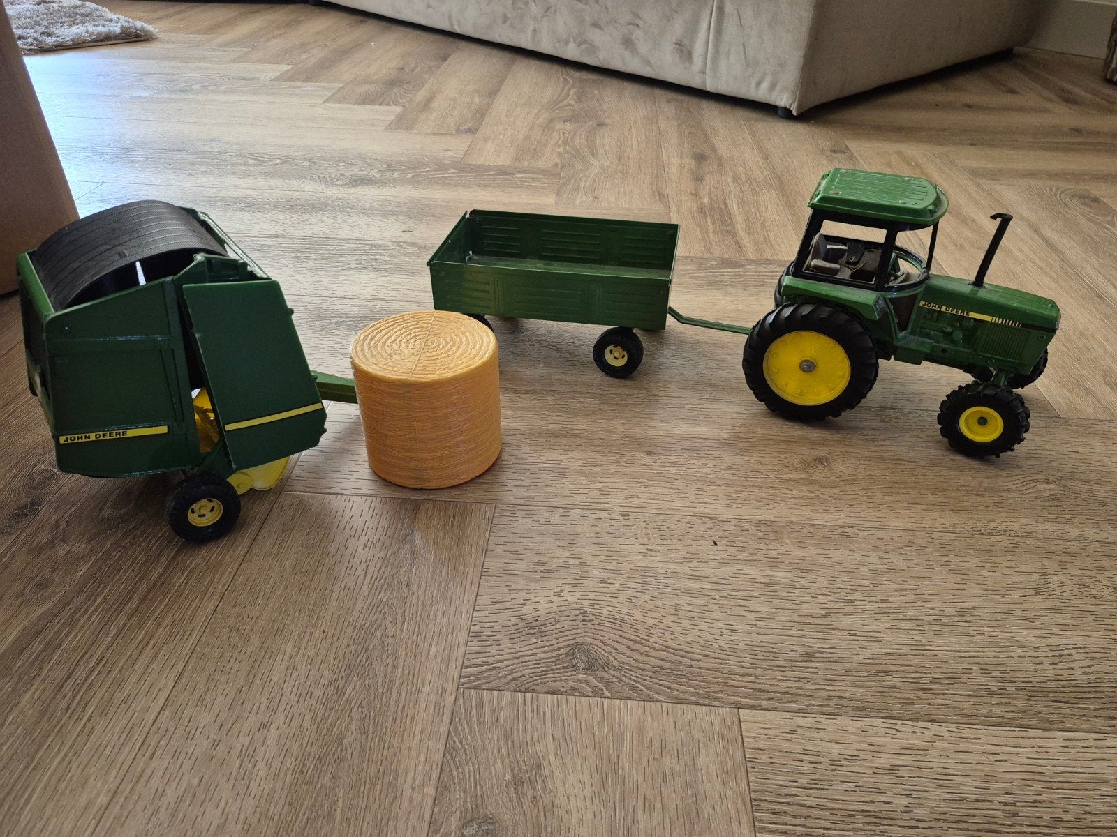 ERTL John Deere tractor met aanhanger en balenpers, Hobby en Vrije tijd, Modelauto's | 1:18, Ophalen of Verzenden, Gebruikt, Overige typen