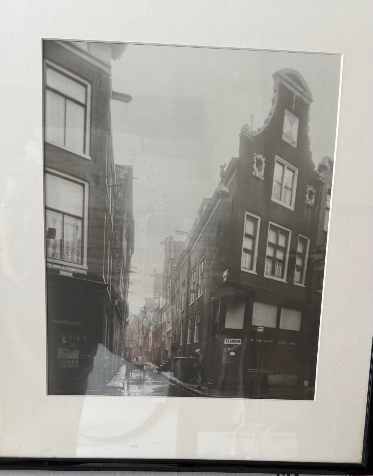 Amsterdam Korte Korsjespoortsteeg hoek Oude Nieuwstraat 1938, Antiek en Kunst, Ophalen, Foto, Fotografie, Achter glas