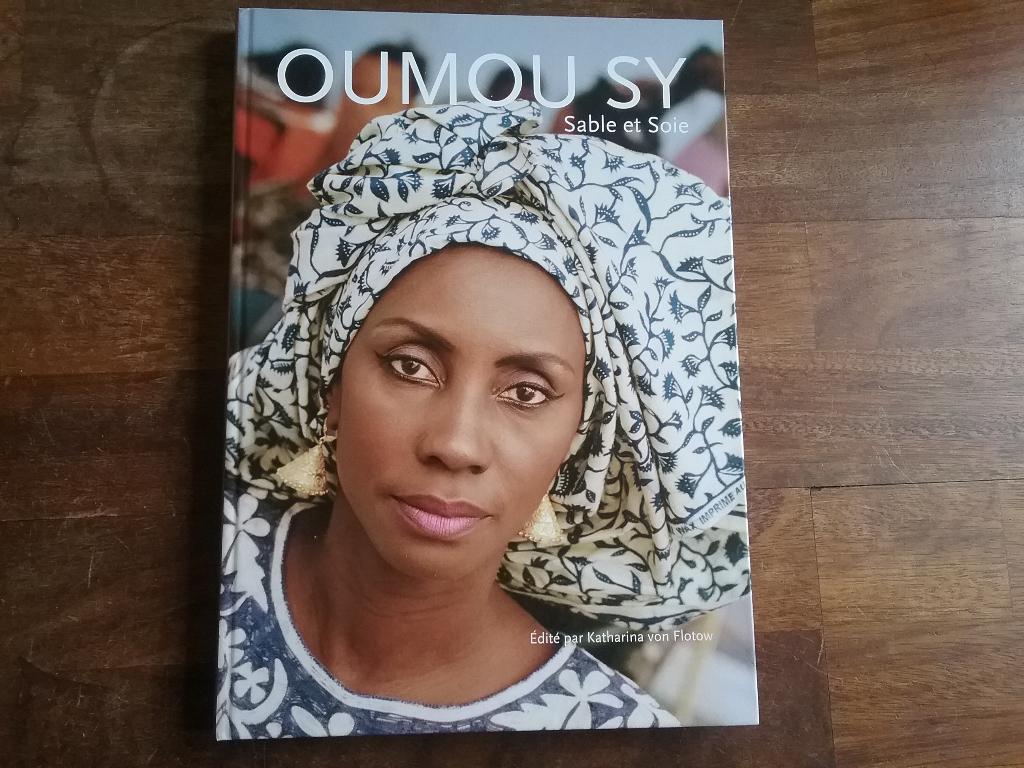 Oumou Sy - Sable et Soie (2010; modeontwerpster Senegal), Ophalen of Verzenden, Zo goed als nieuw, Couturiers