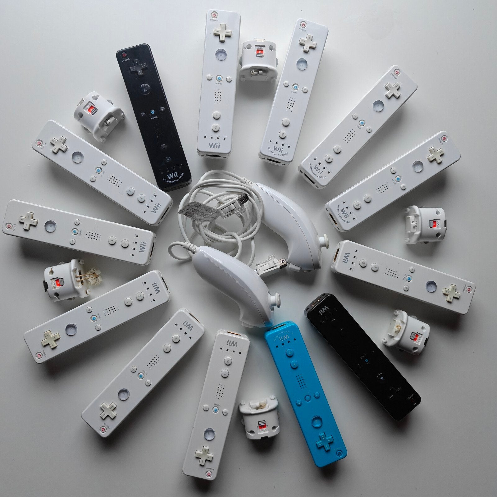Wii remote controllers - nunchucks - adapters - BODEMPRIJZEN