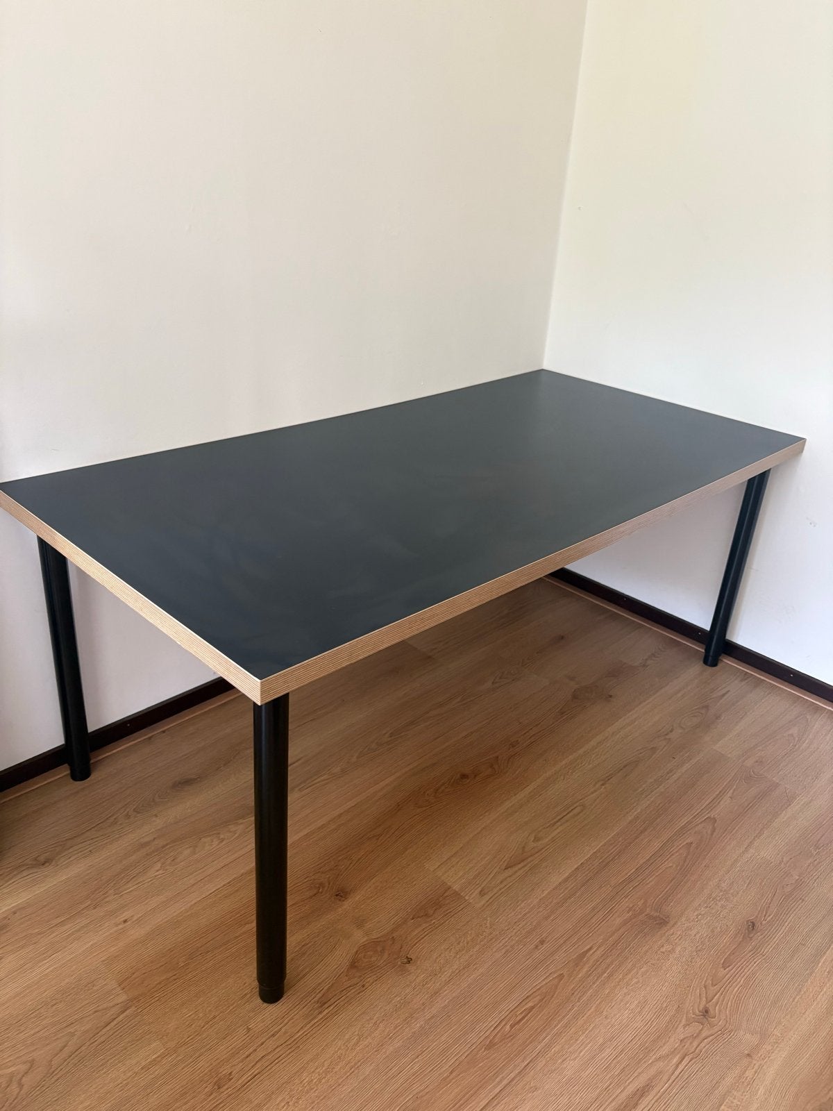 Zwart bureau/eettafel IKEA met verstelbare metalen poten, Ophalen, Gebruikt, 100 tot 150 cm, Tot twee personen