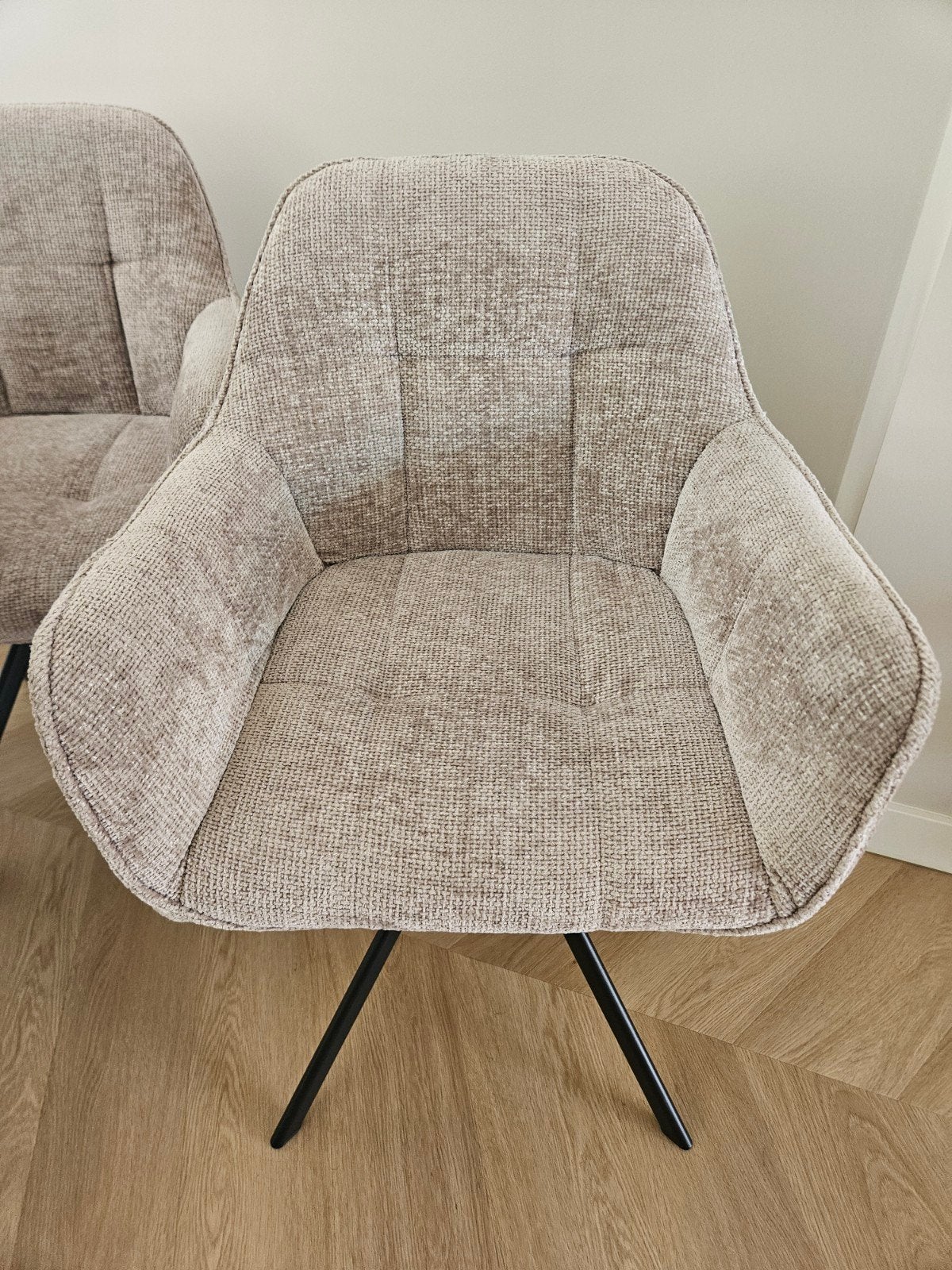 Draaibare eetkamerstoel - Comfortabel en stijlvol 1 jaar oud, Huis en Inrichting, Stoelen, Modern, Comfortabel, Overige kleuren
