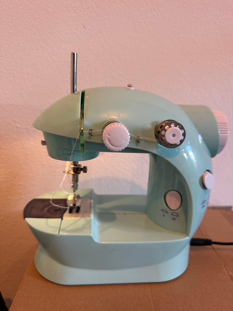 Compacte Mini Naaimachine - Ideaal voor beginners!, Ophalen, Zo goed als nieuw, Naaimachine, Overige merken