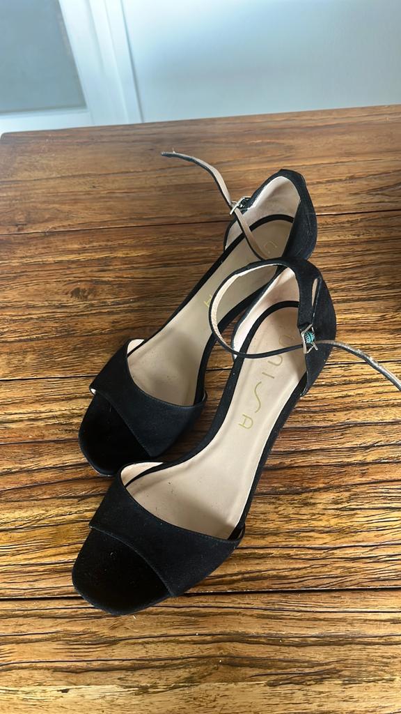 Unisa zwarte suede sandalen maat 41, Ophalen of Verzenden, Zo goed als nieuw, Zwart, Sandalen of Muiltjes