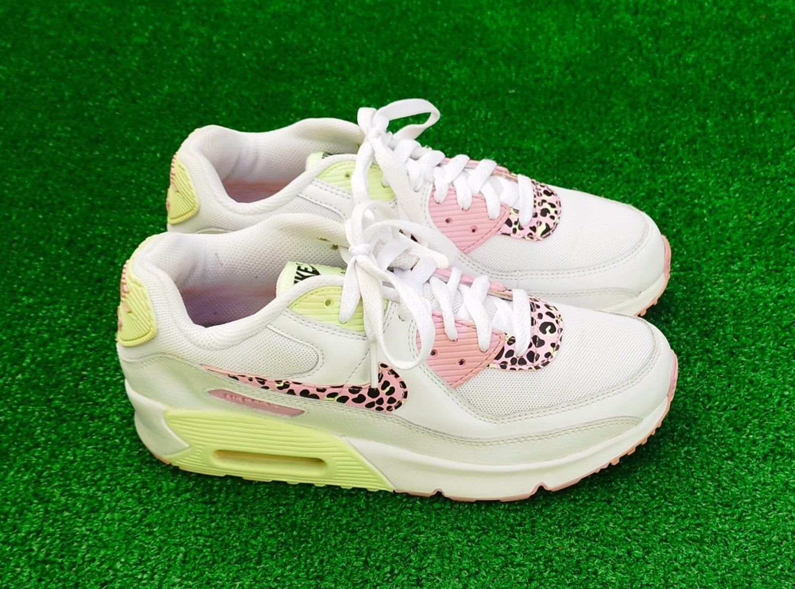 Nike Air Max 90 sneakers - Wit met roze en geel (maat 38.5), Kleding | Dames, Schoenen, Nike European Operations Netherlands B.V., Colosseum 1, 1213 NL Hilversum, Nederland