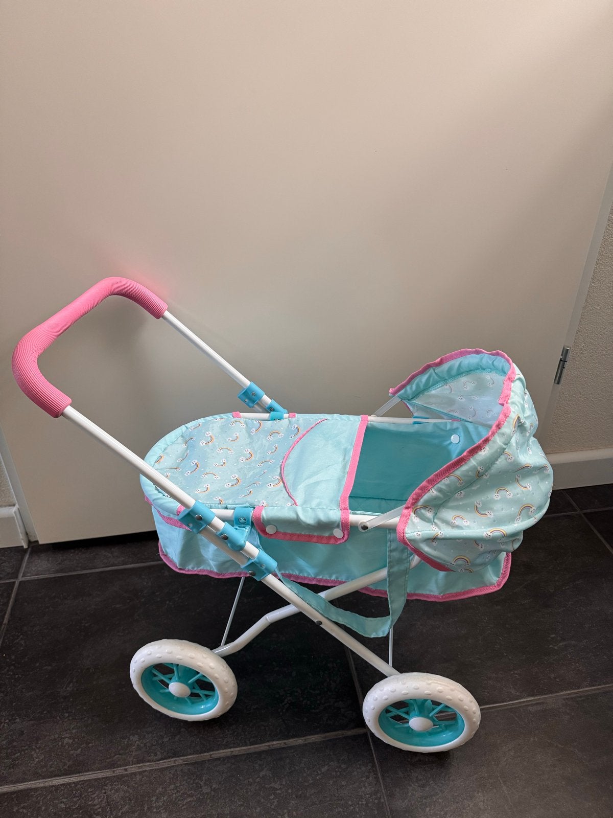 Leuke poppenwagen met regenboogjes, Ophalen, Gebruikt, Meisje