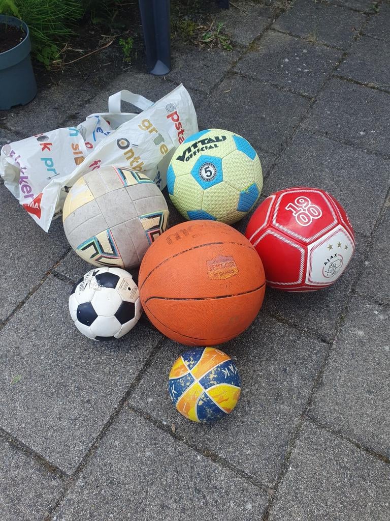 Verschillende ballen te koop. Apart of los te krijgen., Ophalen, Zo goed als nieuw