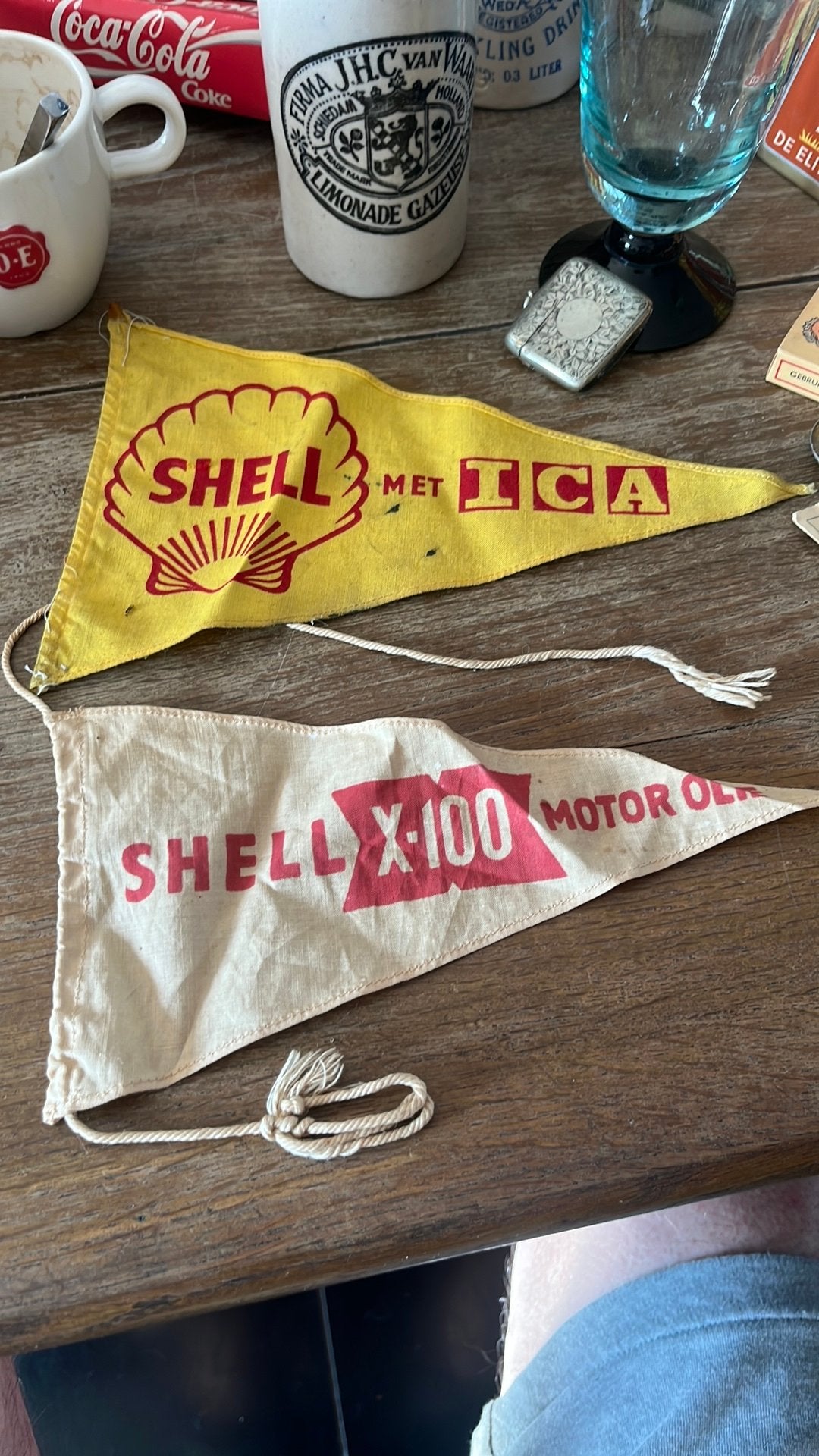 Twee oude Shell reclame (fiets)vlaggetjes gebruikte staat