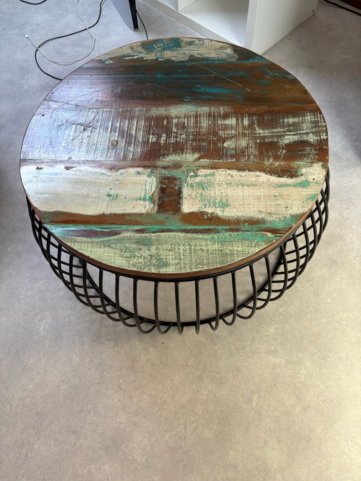 Ronde salontafel met gerecycled houten blad en metalen onder, Huis en Inrichting, Tafels | Salontafels, Ophalen, Gebruikt, Rond
