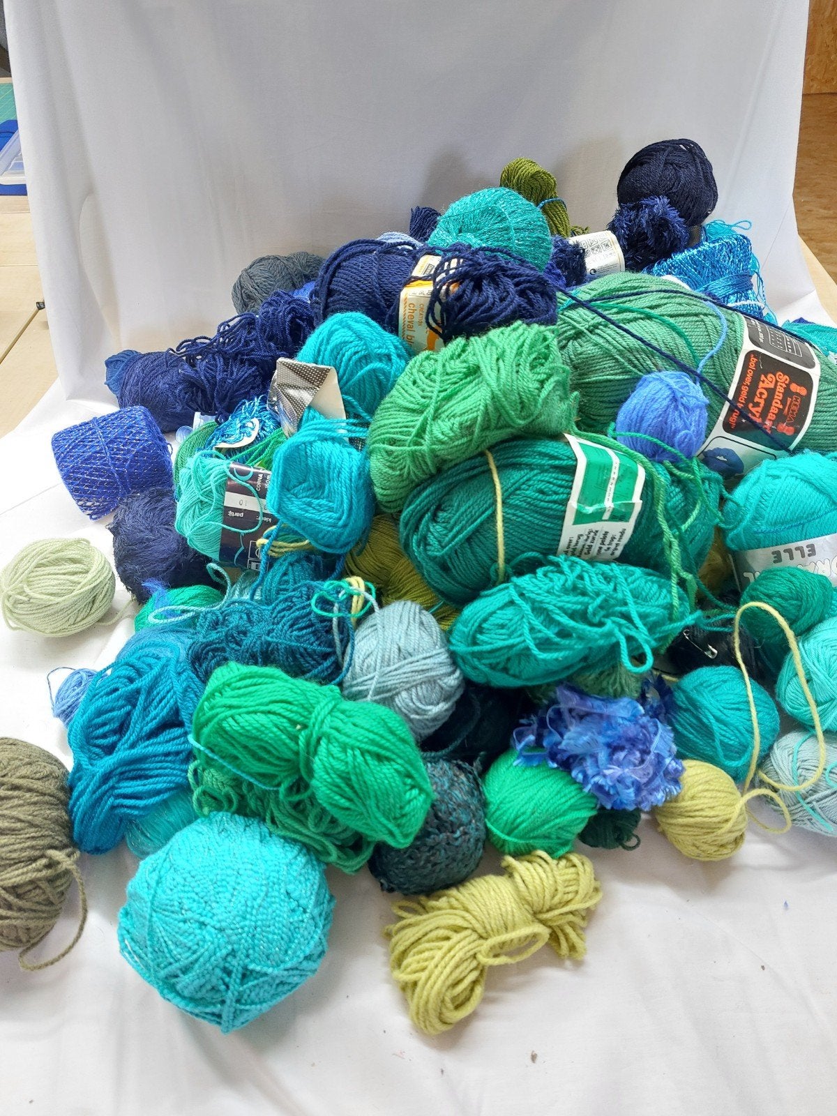 Wol blauw en groen  1,8 kilo, Hobby en Vrije tijd, Breien en Haken, Ophalen of Verzenden, Breien of Haken, Wol of Garen