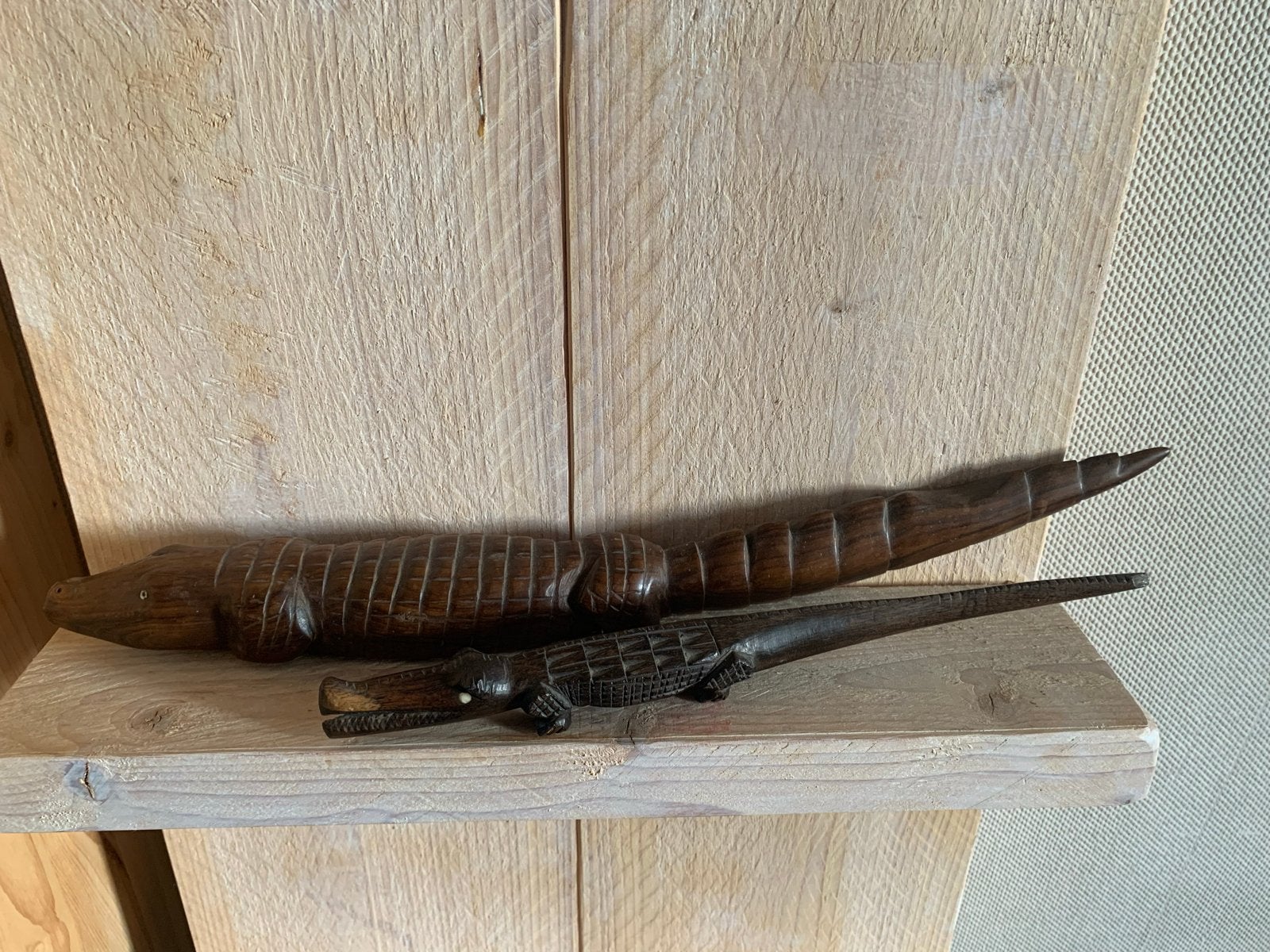 Set van 2 handgesneden houten krokodillen, Antiek en Kunst, Houtsnijwerk, Ophalen of Verzenden, 20 - 50 cm, Hout