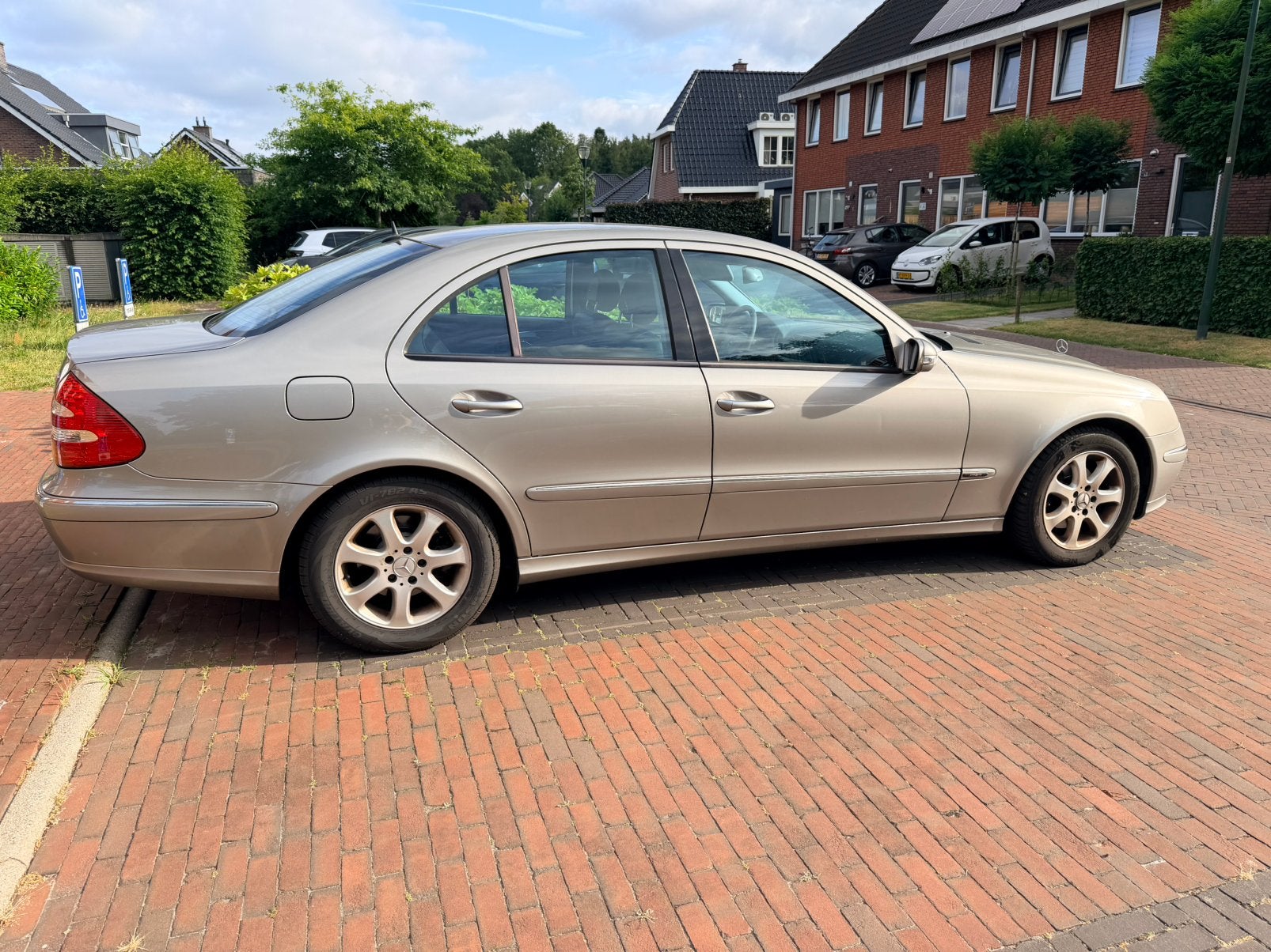 Mercedes-Benz E-Klasse 2.1 CDI E220 Sedan AUT 2005 Grijs, Auto's, Automaat, 4 cilinders, Leder en Stof, Origineel Nederlands