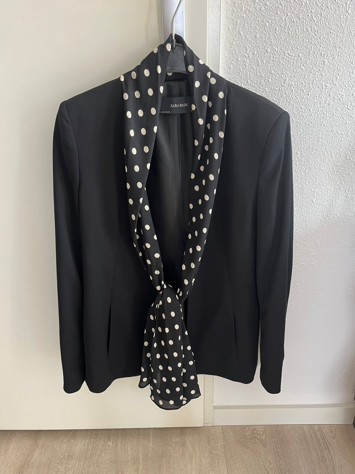 Nieuwe Zara blazer met Polkadot shawlkraag, maat M., Kleding | Dames, Zwart, Nieuw, Jasje, Ophalen