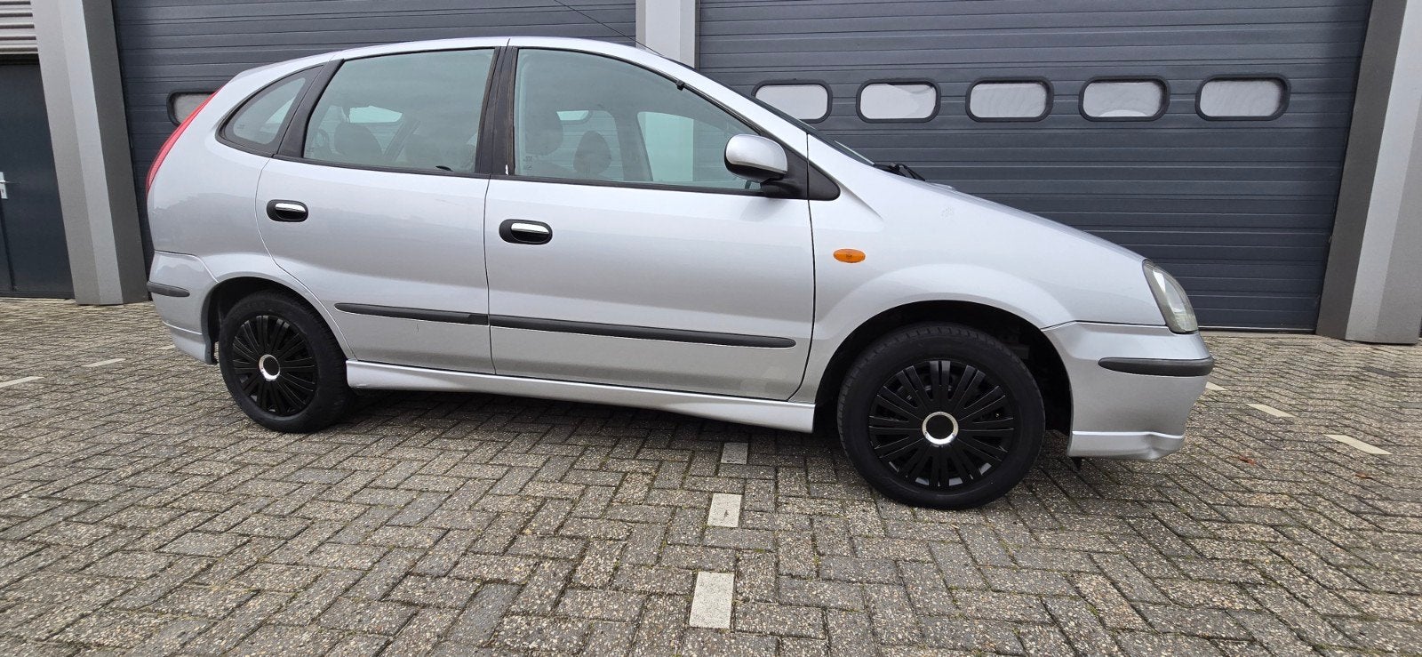 Nissan Almera Tino 1.8 AUT 2005 Grijs,nw apk, Auto's, Stof, 1250 kg, 4 cilinders, 700 kg