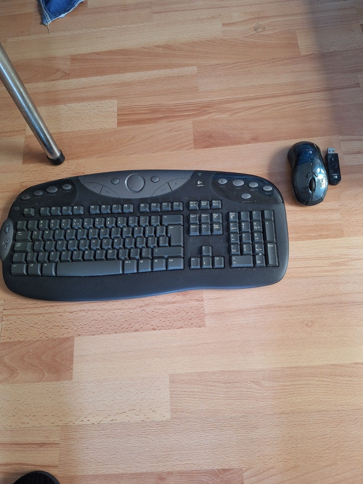 Logitech draadloos toetsenbord en muis set, Ophalen