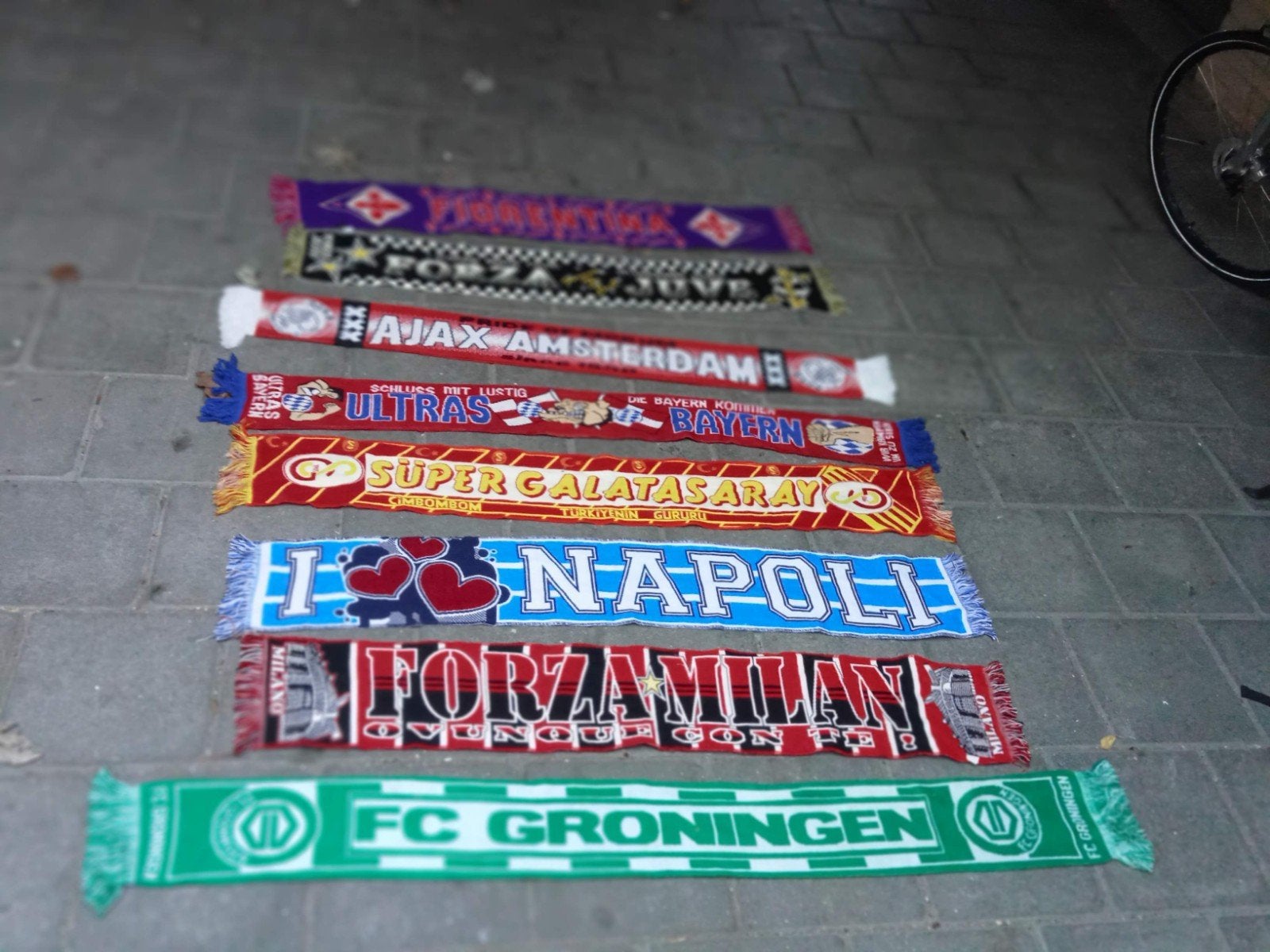 Voetbalsjaals van diverse clubs - Nieuw en gebruikt, Ophalen of Verzenden, Gebruikt, Buitenlandse clubs, Vaantje of Sjaal