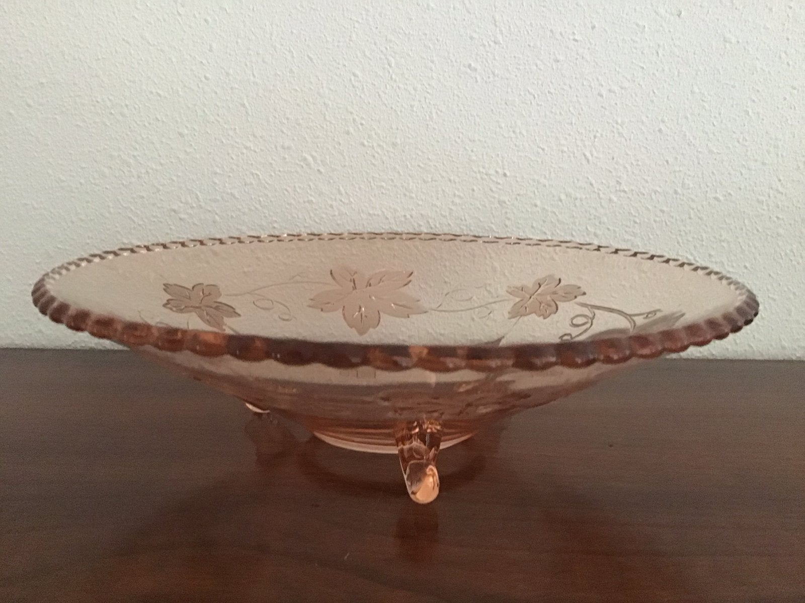 Roze schaal van persglas op pootjes met bladmotief., Verzamelen, Ophalen of Verzenden, Huis en Inrichting