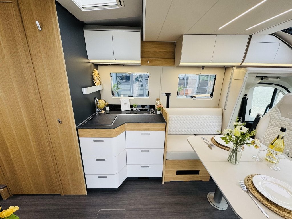 Foto 15 van Adria Matrix Plus 670 DL Automaat Lithium Airco Omvormer
