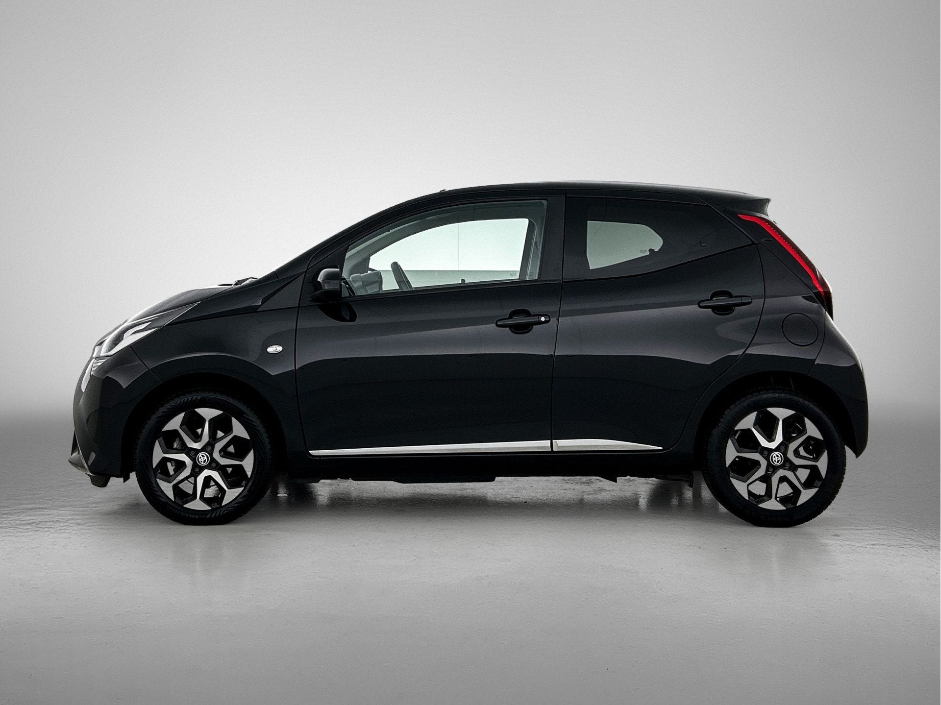 Toyota Aygo 1.0 VVT-i x-clusiv | Carplay | Achteruitrijcamer, Voorwielaandrijving, 12 maanden, Stof, 4 stoelen