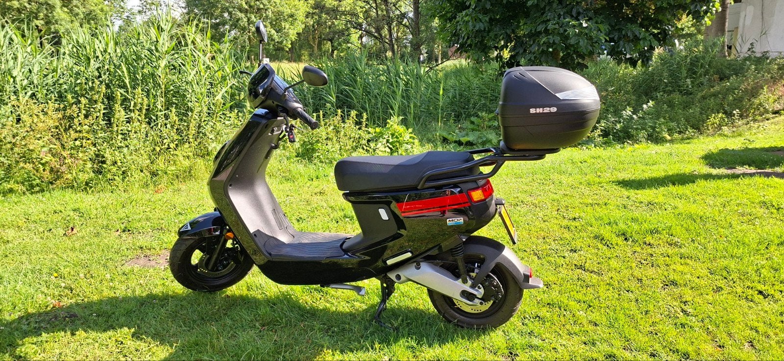 Niu escooter NIEUW! Incl. accessoires.Slechts 236 km gereden, Fietsen en Brommers, Snorfietsen en Snorscooters, Ophalen, Nieuw