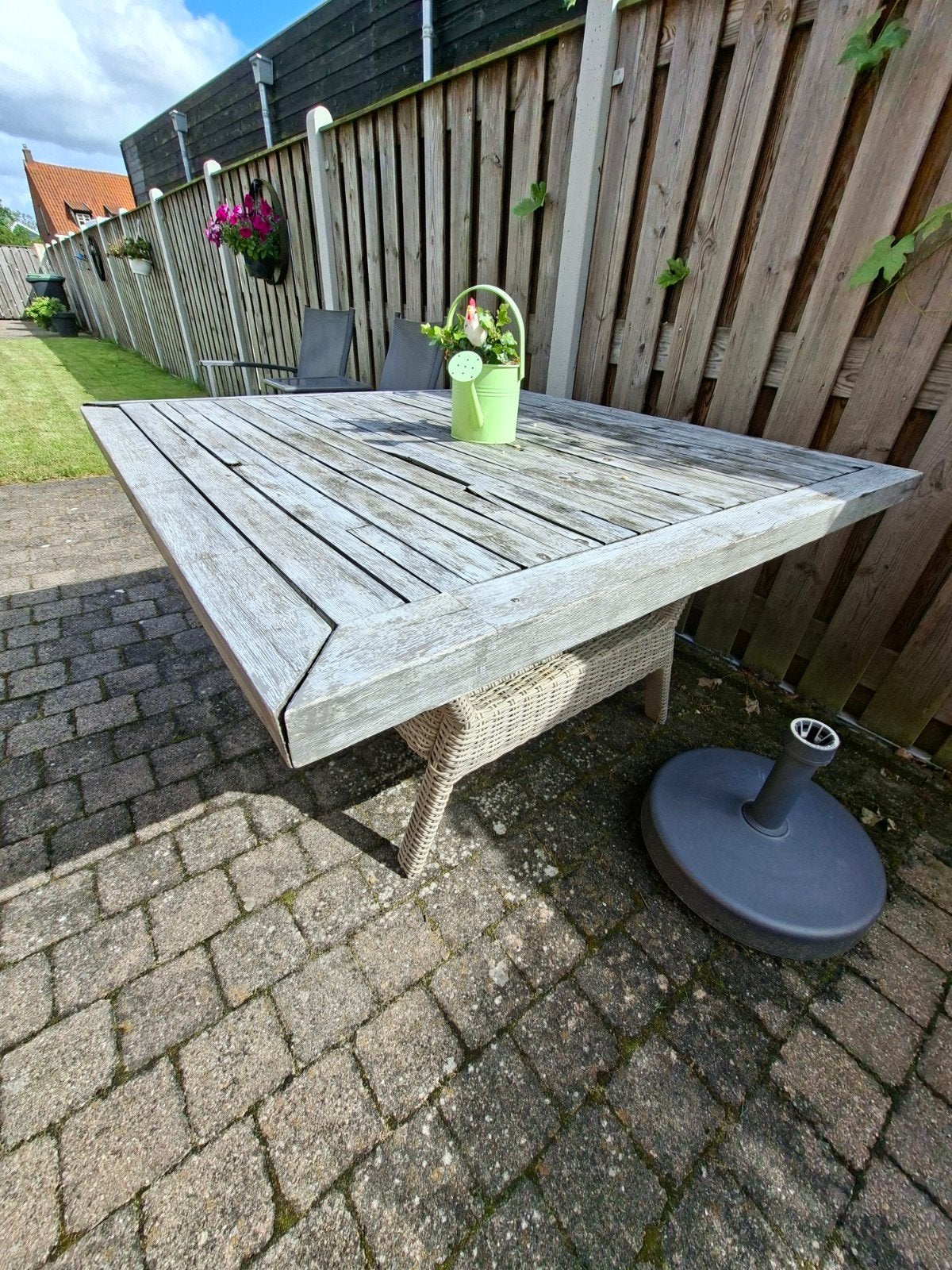 Robuuste houten tuintafel met wicker onderstel, Tuin en Terras, Ophalen, Gebruikt, Vierkant