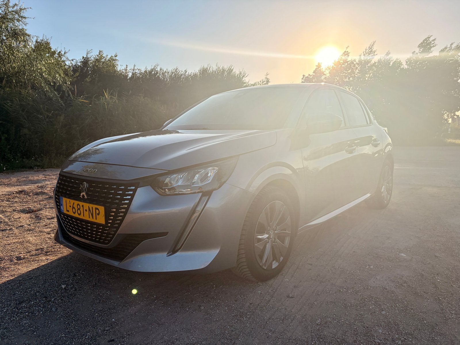 Peugeot 208 1.2 Puretech 100pk Eat8 2021 Grijs DISTRIBUTIERI, Dealer onderhouden, 49 €/maand, Origineel Nederlands, 1200 kg