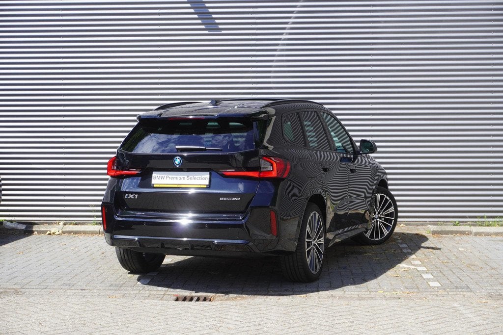 BMW iX1 eDrive20 M Sportpakket | Premium Pack | Trekhaak met, Auto's, BMW, 514 km, 750 kg, Met garantie (alle), Zwart