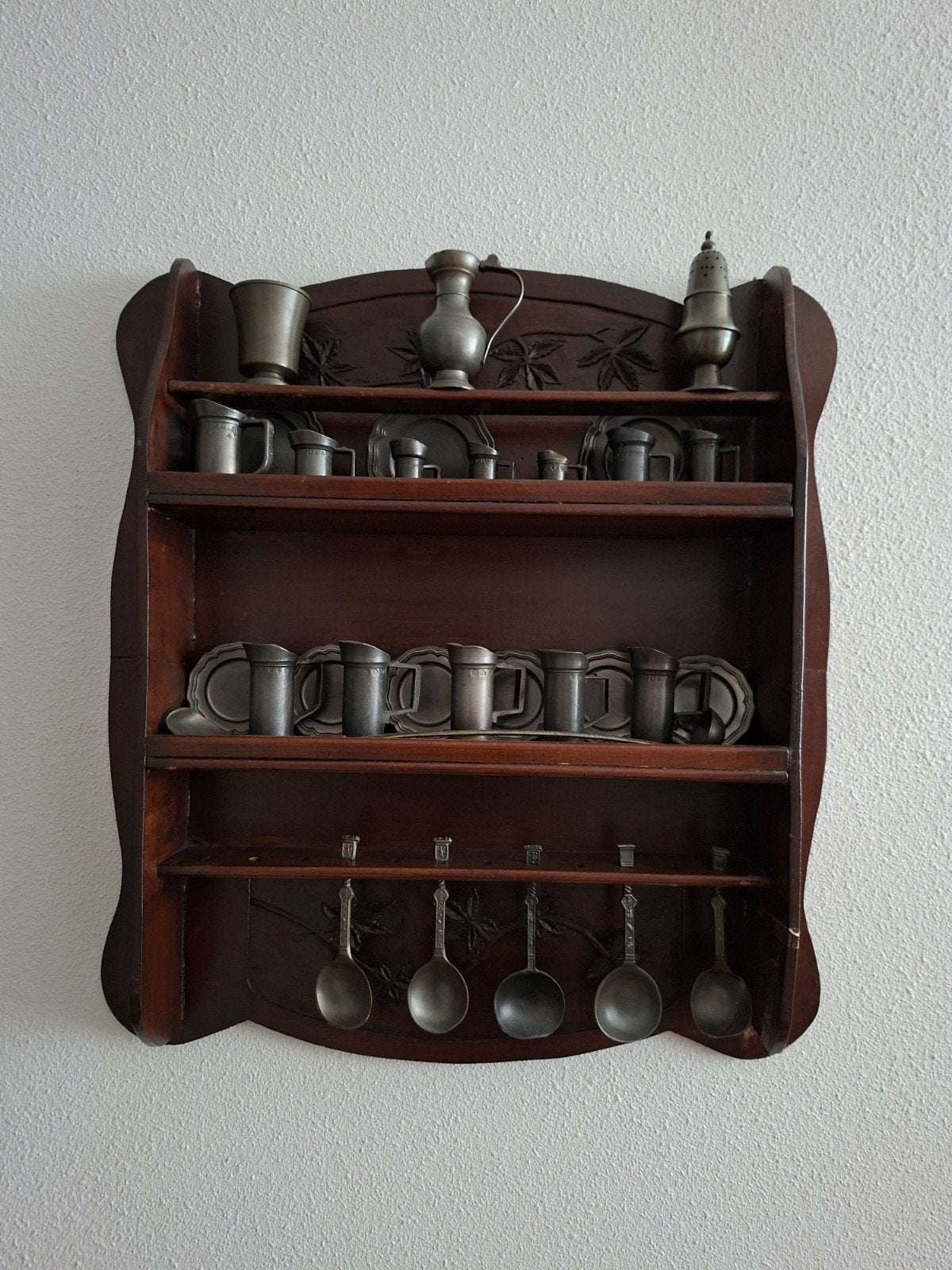 Antiek houten wandrek met tinnen servies, Antiek en Kunst, Antiek | Tin, Ophalen of Verzenden