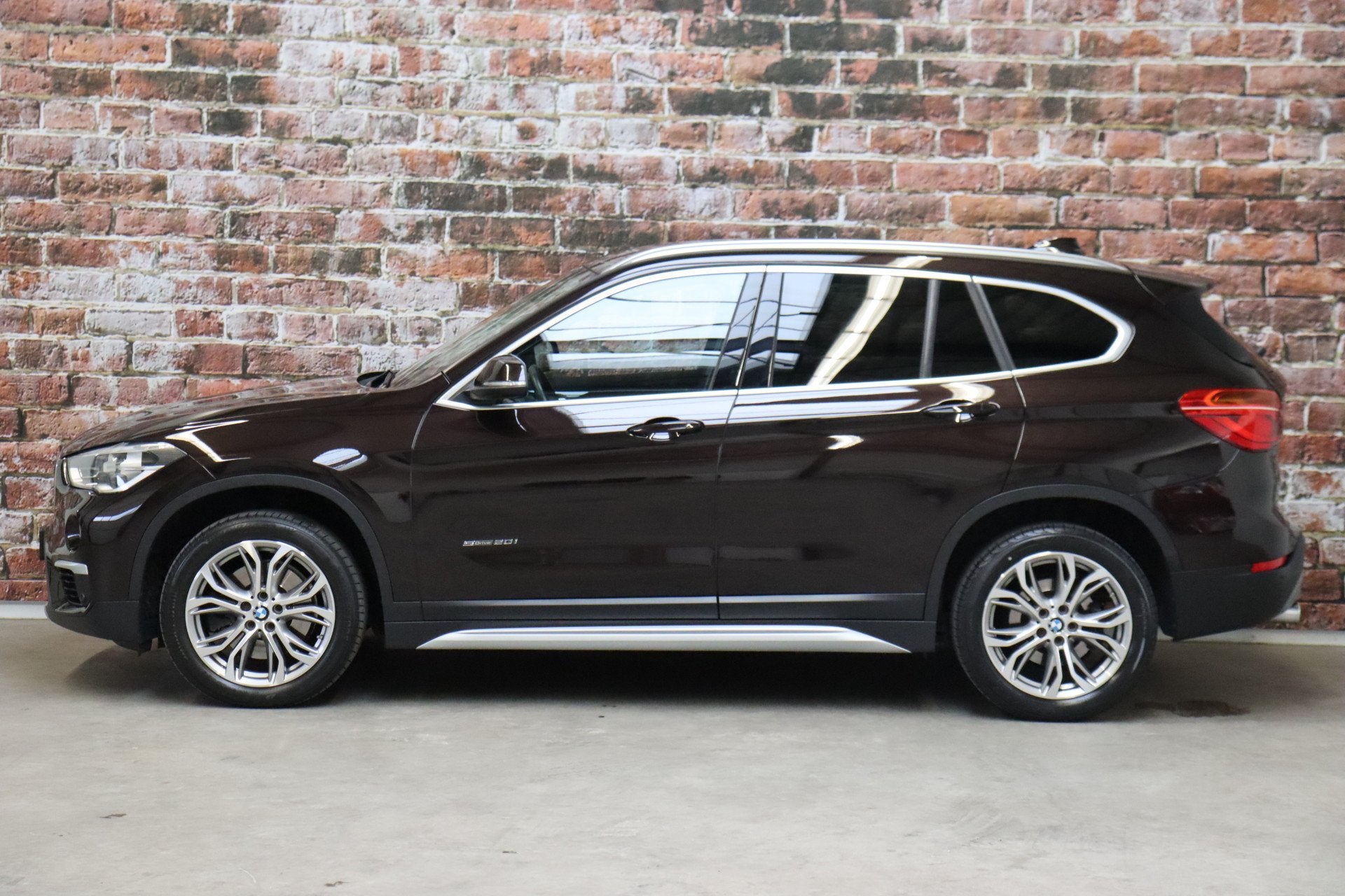 BMW X1 sDrive20i High Executive xLine Automaat / Navigatiesy, Auto's, Euro 6, Bruin, Automatische klimaatregeling, 1455 kg
