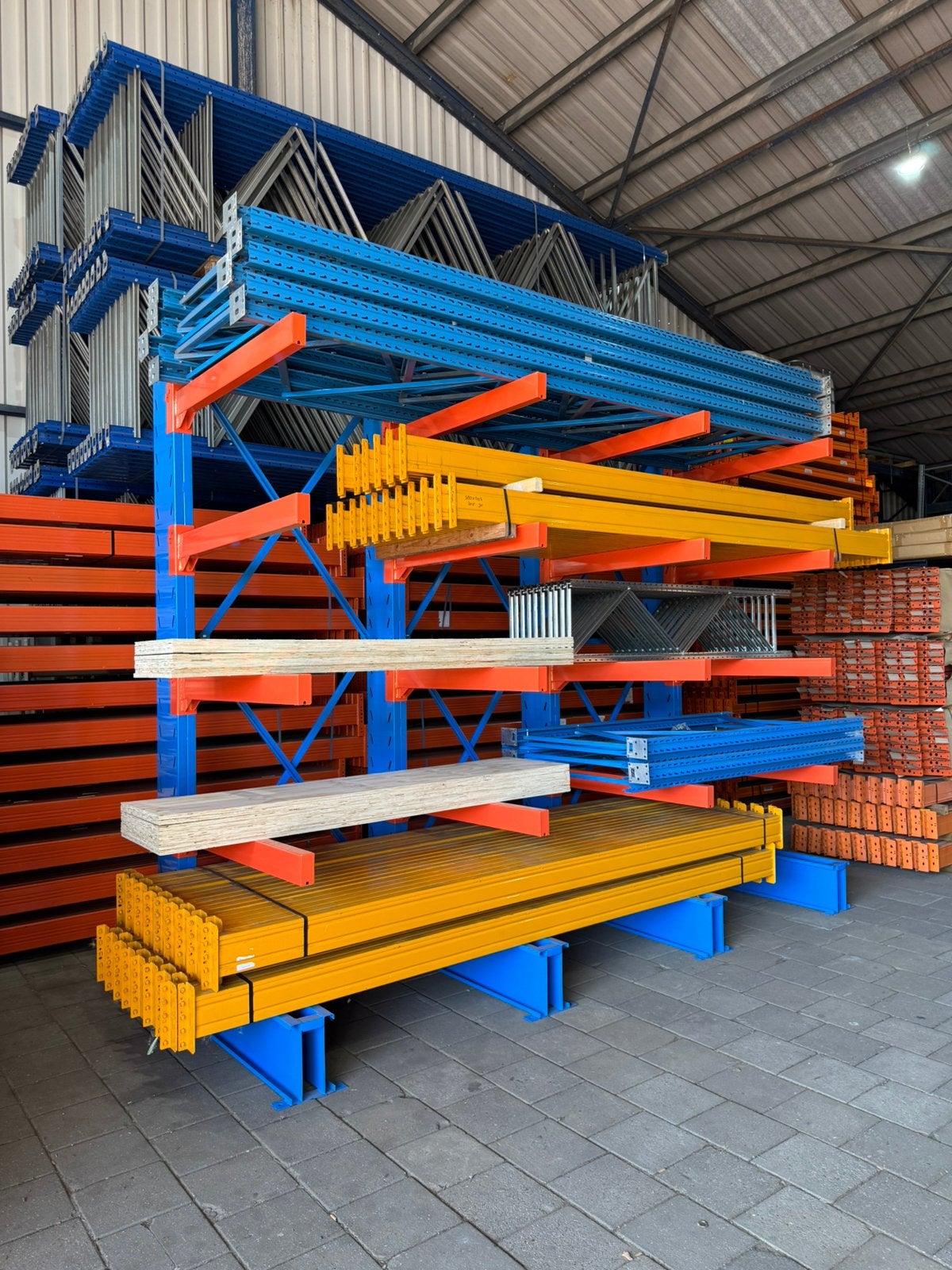 Draagarmstelling enkelzijdig 220/320cm hoog nieuw!