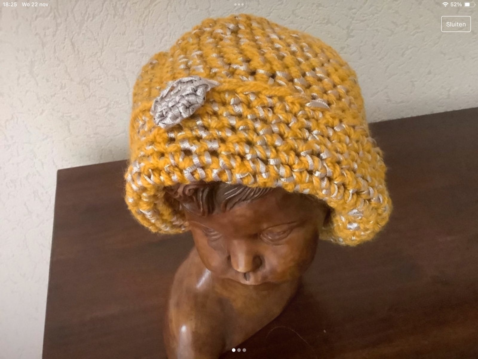 Gele Muts.   ( dames).  met decoratie,, Kleding | Dames, Verzenden, Nieuw, Muts