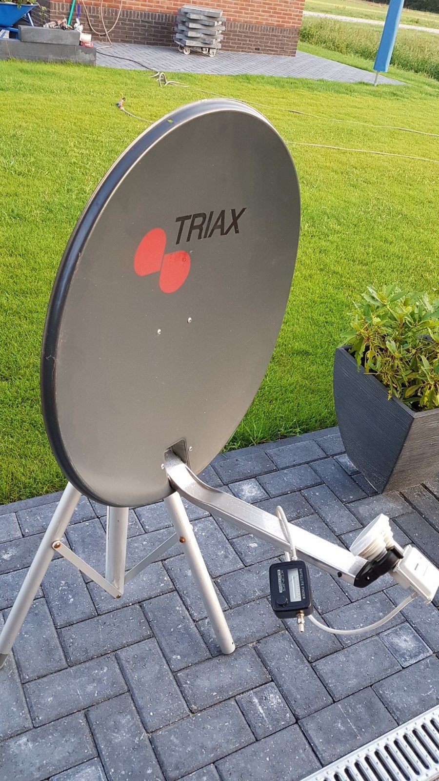 Triax schotelantenne met statief en satellietzoeker, Ophalen of Verzenden, Gebruikt, (Schotel)antenne, Overige merken