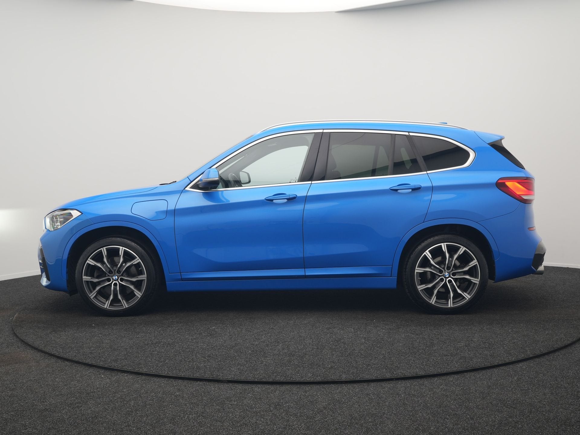 BMW X1 xDrive25e M Sport PHEV 221pk Dealer O.H. | Camera | S, Auto's, Gebruikt, Blauw, Leder en Stof, Bedrijf