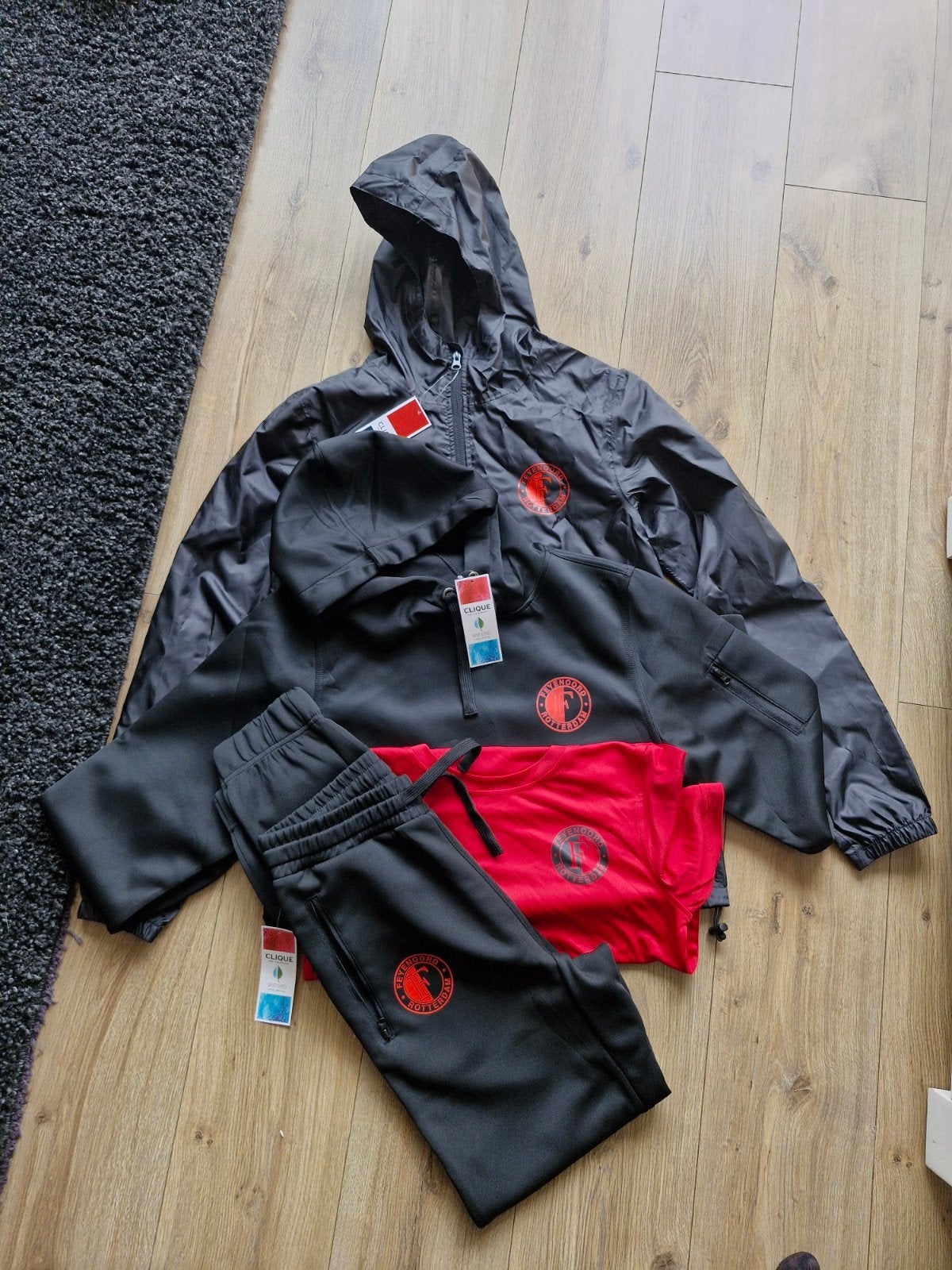 Feyenoord Joggingpak, Shirt & Regenjas Maat S - Nieuwstaat, Clique, Zwart, Nieuw, Ophalen of Verzenden