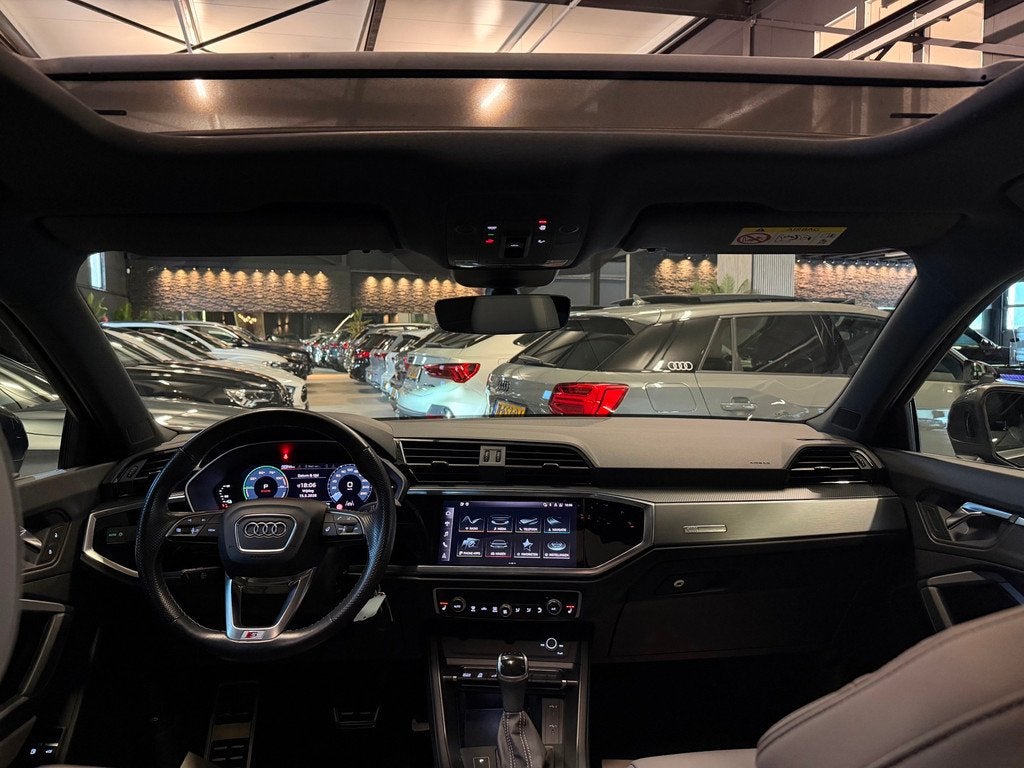 Audi Q3 Sportback 45 TFSI e S-Line|PANO|BOMVOL!, Auto's, Audi, 150 pk, Leder en Stof, Origineel Nederlands, Hybride Elektrisch/Benzine