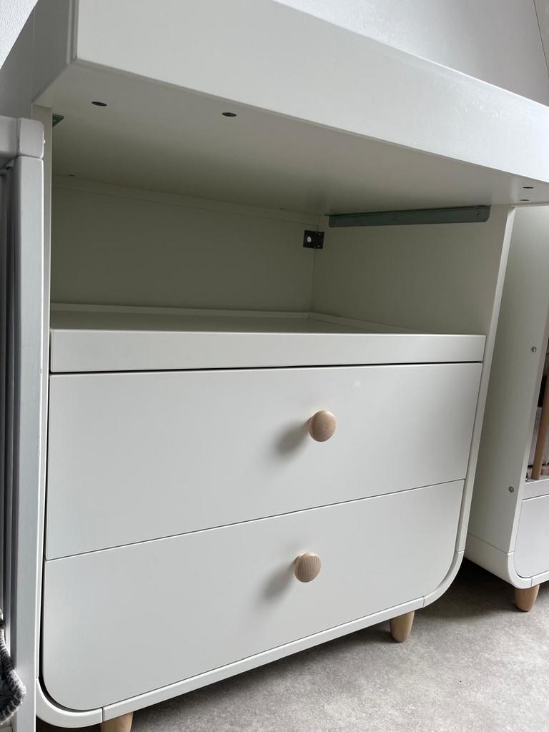 Witte commode met lades en uitschuifbaar blad, Kinderen en Baby's, Kinderkamer | Commodes en Kasten, Ophalen, 50 tot 70 cm, Zo goed als nieuw