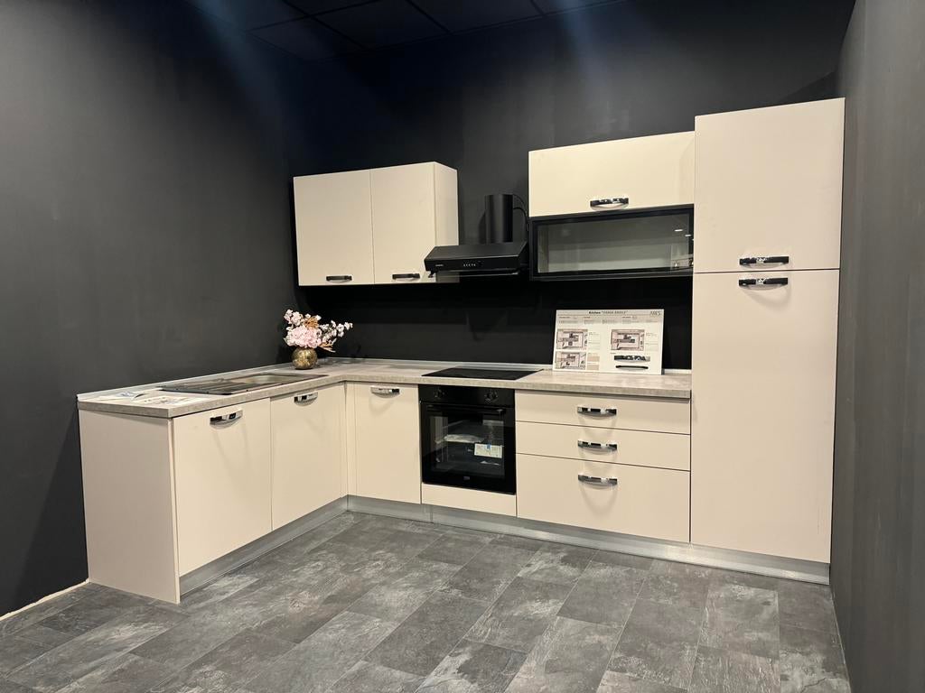 Diverse showmodel keukens inclusief inbouwapparatuur, Huis en Inrichting, Keuken | Complete keukens, Ophalen, Overige typen, Zo goed als nieuw