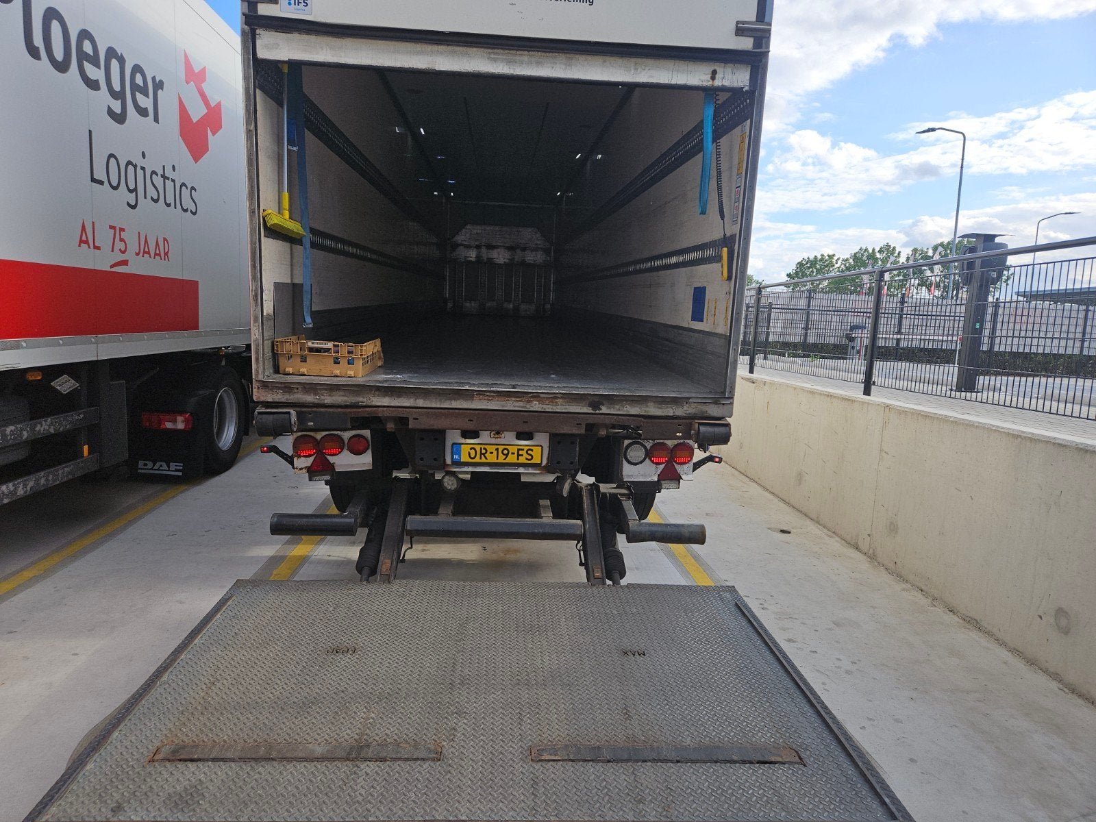 3-AXLE GESTUURD CLOSED BOX TRAILER OPLEGGER, Auto diversen, Aanhangers en Bagagewagens, Ophalen, Gebruikt